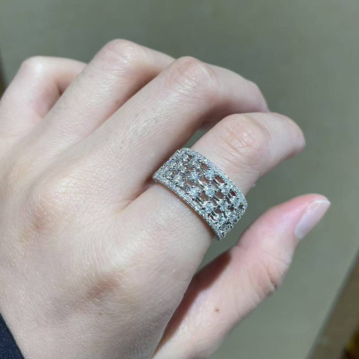 轻奢高级满天星镂空女戒S925银镀白金定制选款副石莫桑钻1.22ct